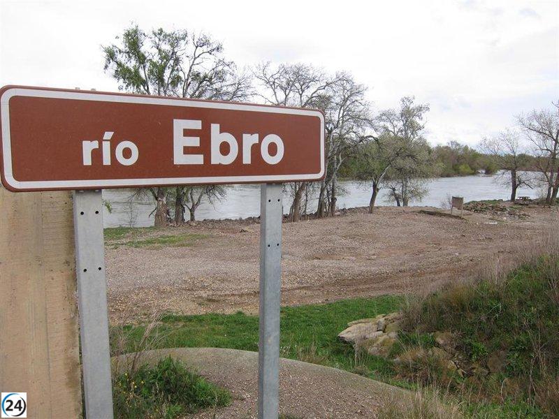 El gobierno despliega la UME en Novillas ante la amenaza de la crecida del río Ebro.