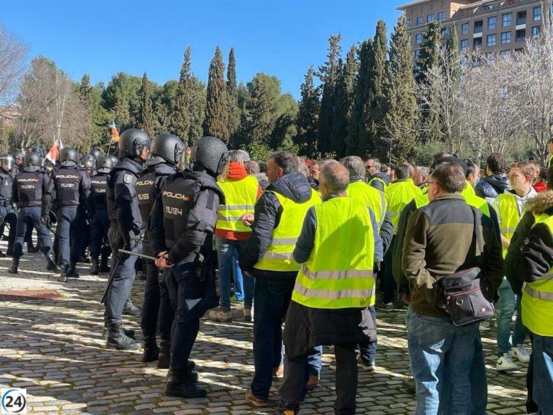 Cientos de agricultores bloquean acceso a La Aljafería