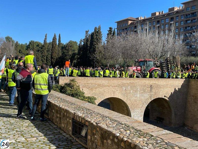 Centenares de agricultores protestan en La Aljafería y cierran acceso principal