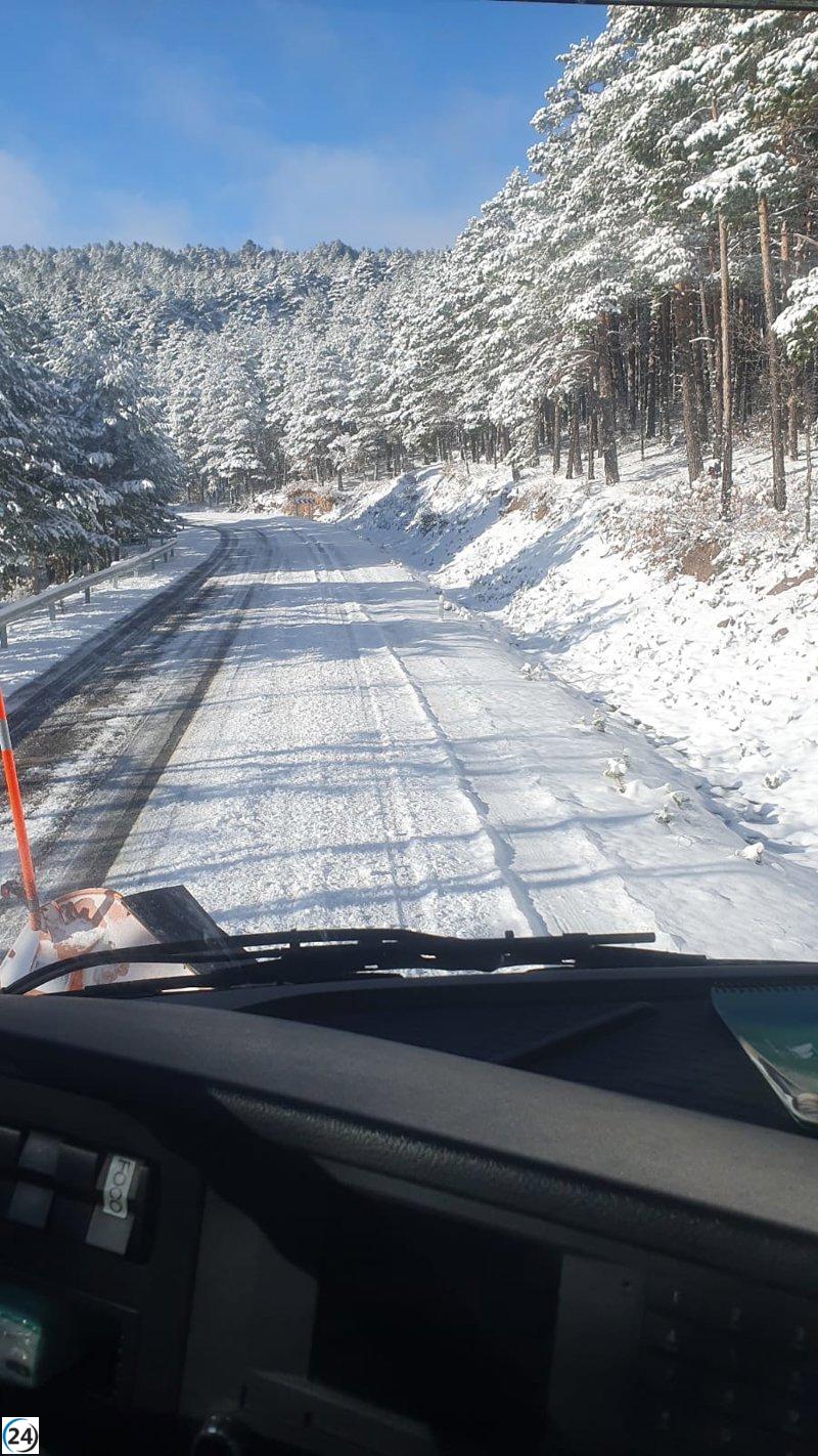 Equipos de la DPT se encuentran despejando nieve y hielo en ocho rutas de Teruel.