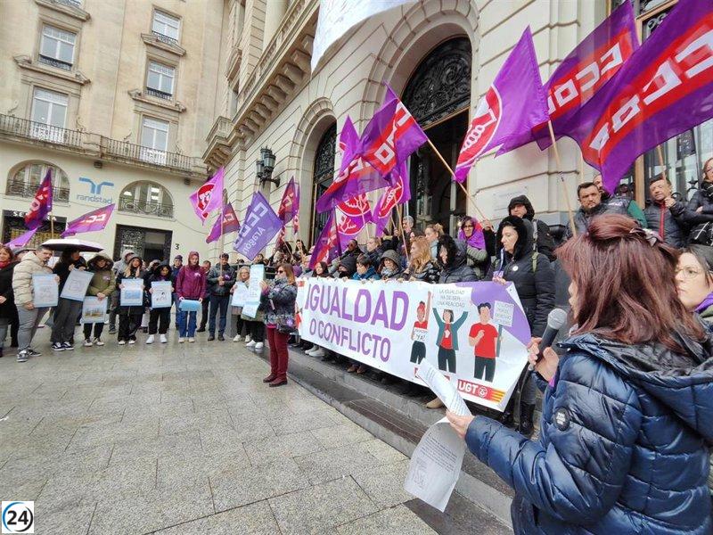Sindicatos piden igualdad laboral real para las mujeres ante una multitud de 100 personas