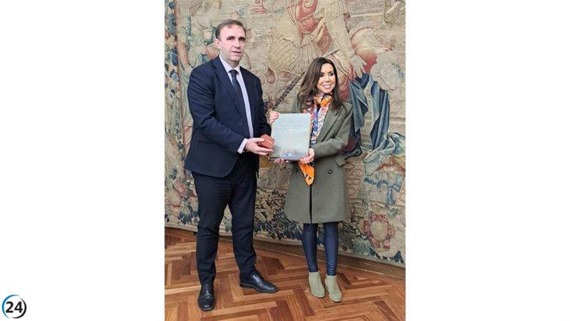 La presidenta de las Cortes se familiariza con las operaciones del Banco de España en Aragón.