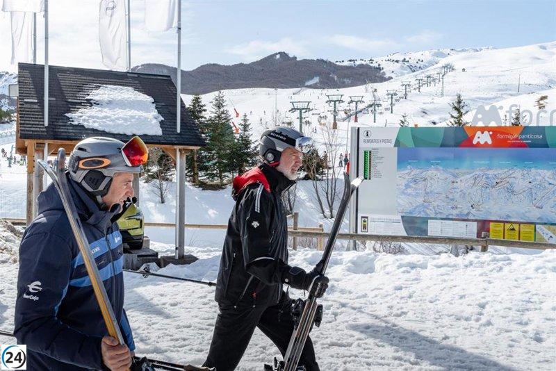 Azcón saluda al Rey Felipe VI en estación de esquí Formigal, deseándole una grata estancia en el valle de Tena.