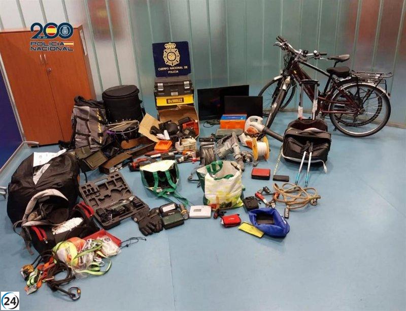 Pareja arrestada en Zaragoza por robo en trasteros y autos.