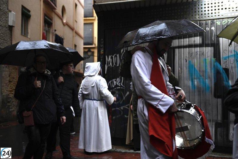 La Iglesia de San Cayetano en Zaragoza permite misa tras cancelación de procesión del Santo Entierro debido a lluvia.