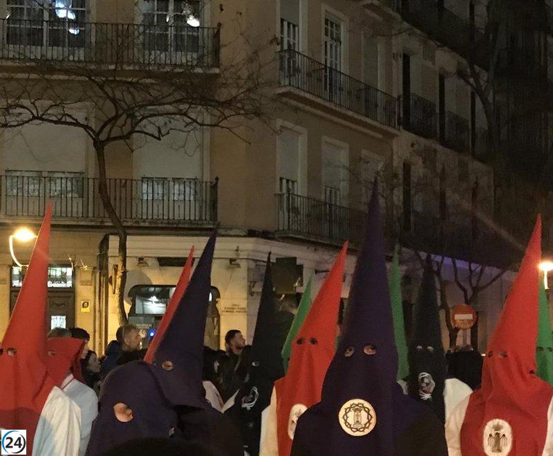 La lluvia no ha detenido la asistencia de los cofrades, según Ignacio García Aguaviva.
