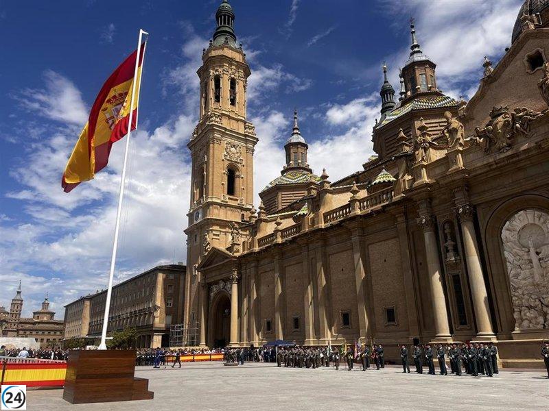 Gran cantidad de ciudadanos de Zaragoza acuden al emotivo izado de la bandera en la emblemática plaza del Pilar.