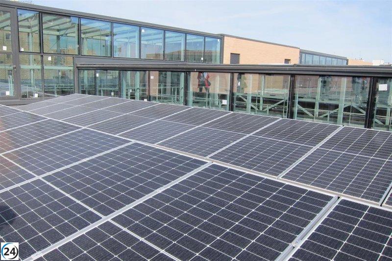 Soria del PSOE respalda propuesta de FACU sobre energías renovables en las Cortes.