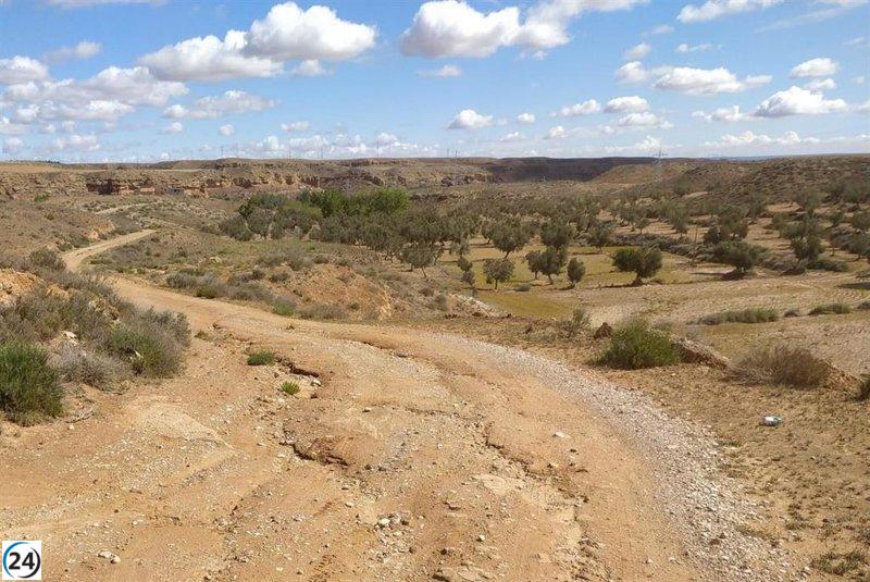 Dos equipos de la DPT inspeccionan los caminos rurales tras las tormentas del fin de semana.
