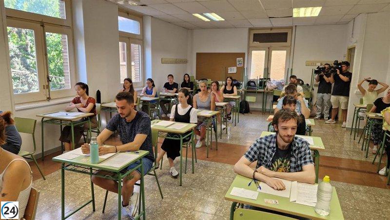 Más de 8.000 candidatos se presentan a oposiciones de Maestros y Secundaria en Aragón.