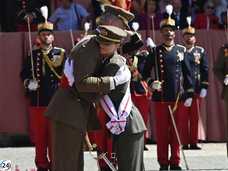 La Princesa Leonor recibe su despacho de alférez del Ejército de Tierra de manos del Rey.