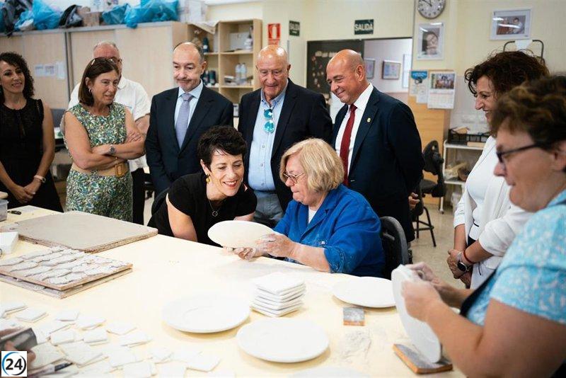 La ministra Saiz acusa al PP de extremista por solicitar la intervención del Ejército ante la inmigración.