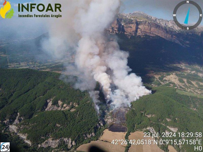 Incendio forestal obliga a desalojar a residentes de Araguás y San Lorién