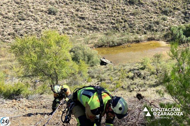 Bomberos rescatan a persona atrapada en vehículo tras caída en Nuévalos.