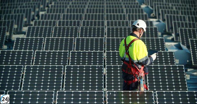 Renfe instala placas solares en su Base de Mantenimiento.
