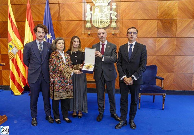 El exministro de Educación Fernando Gurrea recibe Cruz de Isabel la Católica tras su fallecimiento.