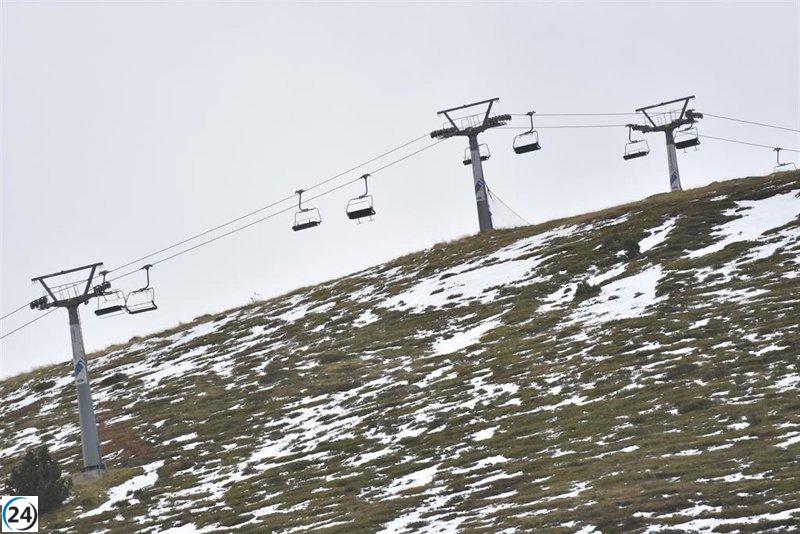 Nueve personas gravemente heridas por la caída de un telesilla en Astún, Huesca.