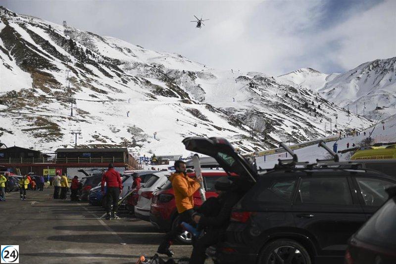 Astún reabre sus puertas, mientras la Guardia Civil indaga en el accidente del telesilla Canal Roya.