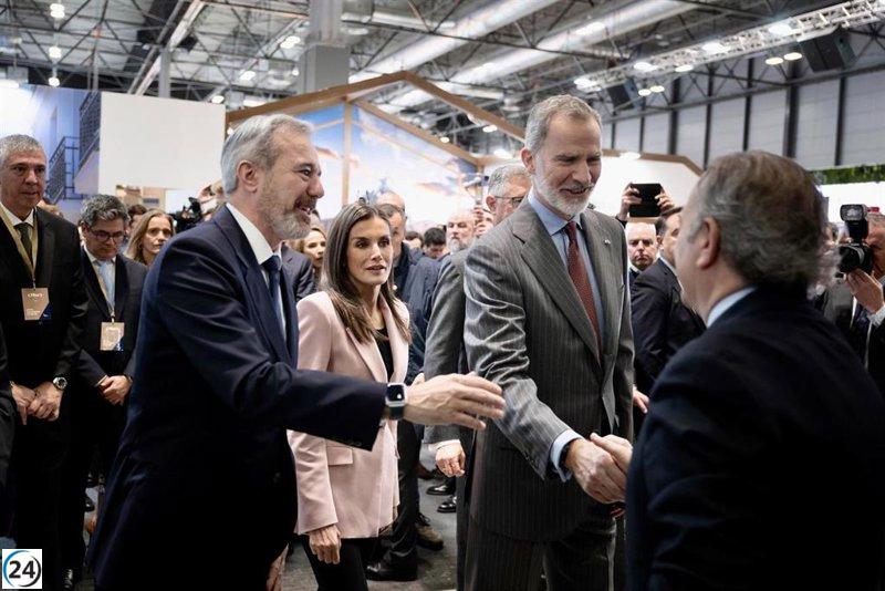 Jorge Azcón obsequia pulseras de la Virgen del Pilar a los Reyes Magos.