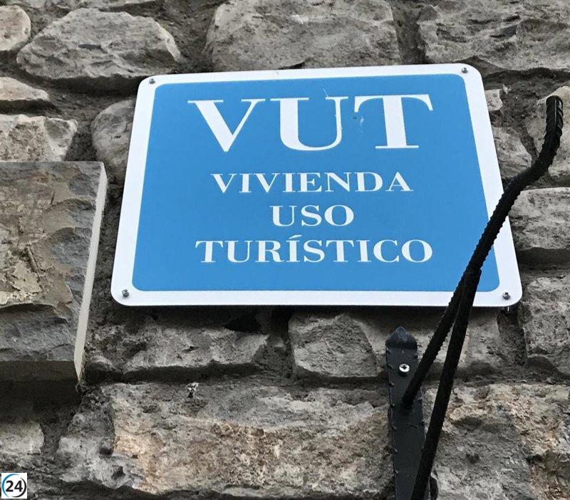 PP y VOX exigen en Zaragoza la eliminación de datos personales del registro de viajeros para proteger al sector.