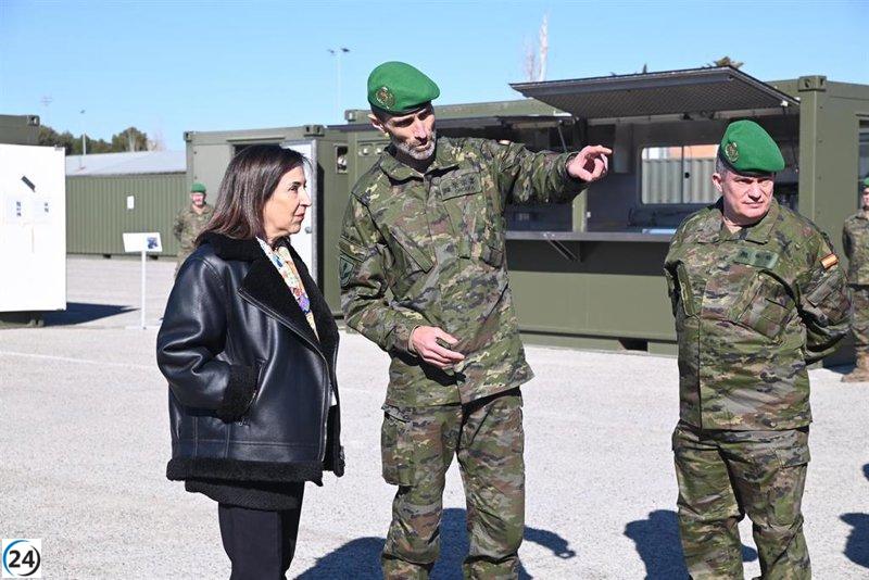 Robles elogia el compromiso y la labor excepcional del Ejército español en Valencia.