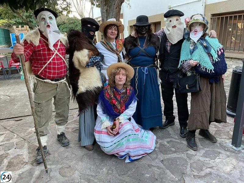 Urriés celebra su carnaval con disfraces tradicionales que unen historia y festín este sábado.