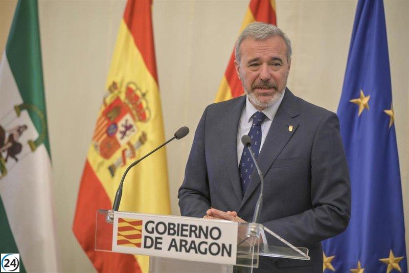 Azcón critica a Sánchez por su falta de competencia y responsabilidad en la crisis de Canarias, responsabilizando a las comunidades.