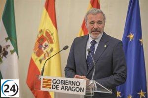 Azcón critica a Sánchez por su falta de competencia y responsabilidad en la crisis de Canarias, responsabilizando a las comunidades.