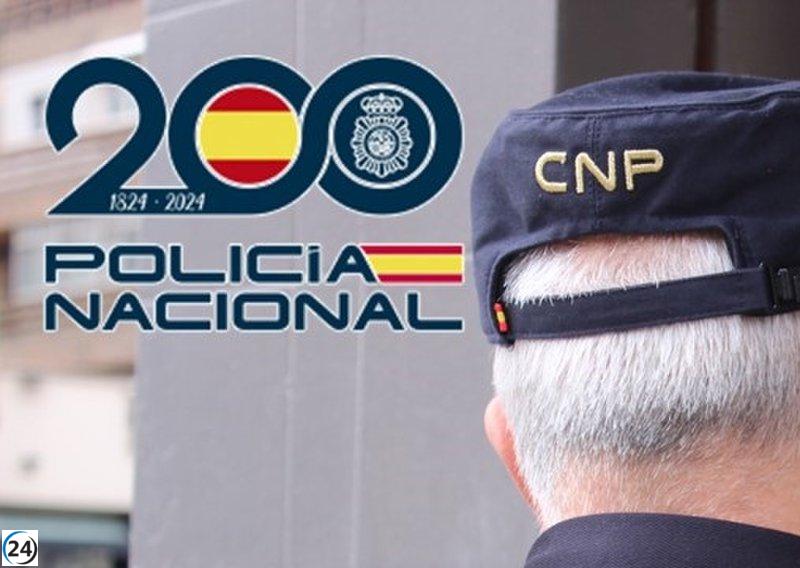 La Policía Nacional rescata a un anciano caído en la calle.