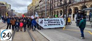 Protestas masivas en la ciudad contra las decisiones del gobierno local.