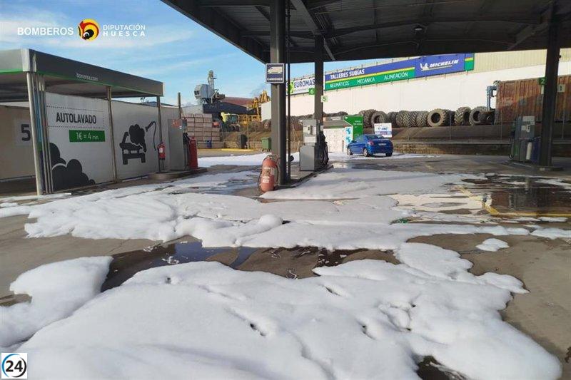 Gasolinera en Monzón (Huesca) evacuada por derrame de 40 litros de combustible.