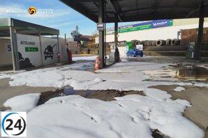 Gasolinera en Monzón (Huesca) evacuada por derrame de 40 litros de combustible.