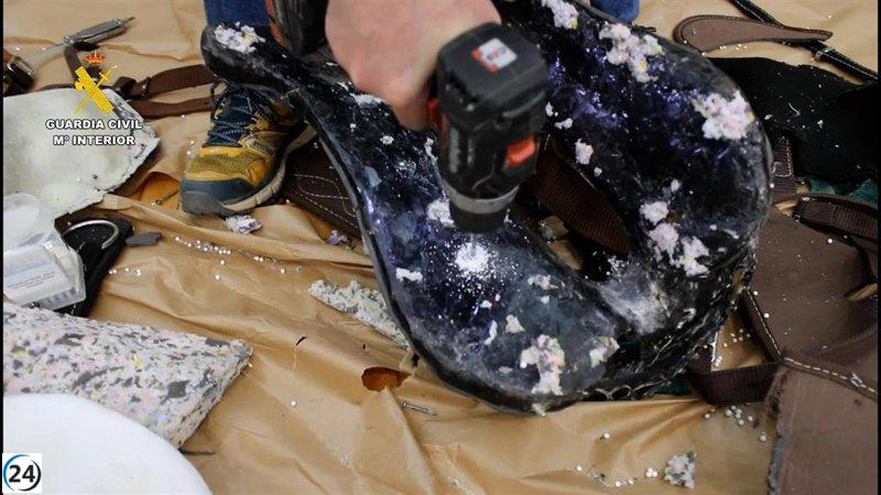 Desmantelan intento de tráfico de 26 kilos de cocaína ocultos en sillas de montar hacia Teruel.