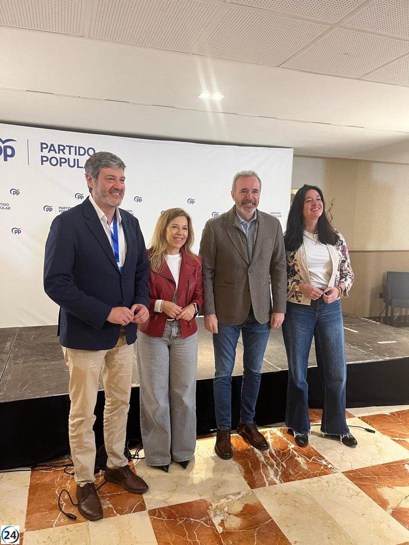 Azcón insta a los alcaldes del PP en Huesca a priorizar remanentes para soluciones habitacionales.