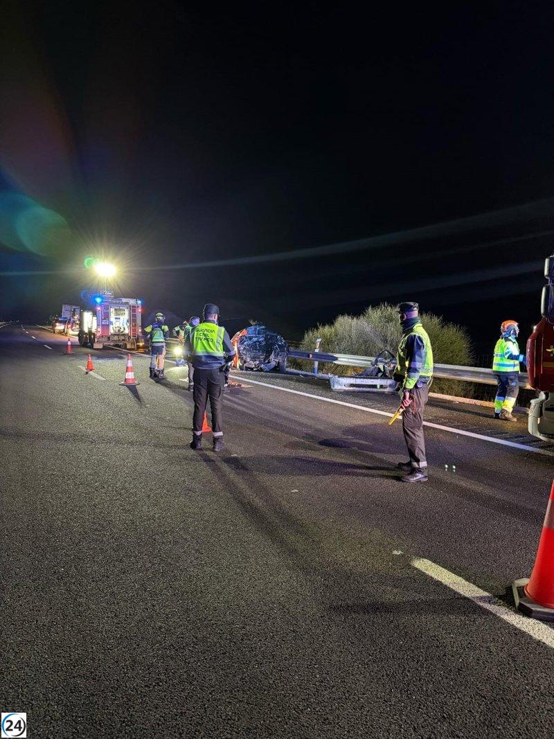 Conductor detenido en la A-23 fallece tras ser atropellado por un camión en Teruel.