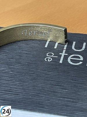 Museo de Teruel obsequia a Johnny Depp un brazalete inspirado en joyas antiguas.