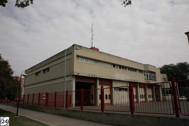 Incendio en Santa Isabel consume cinco contenedores y daña un vehículo y un árbol cercano.