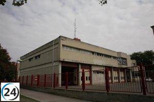 Incendio en Santa Isabel consume cinco contenedores y daña un vehículo y un árbol cercano.