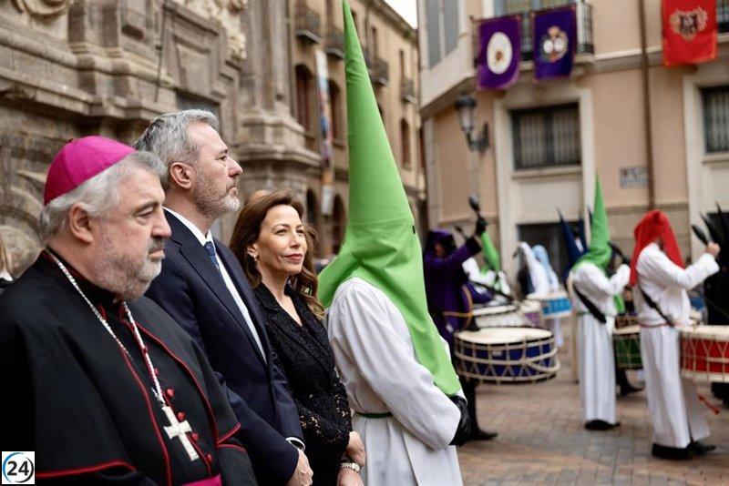 Azcón y Chueca inauguran una Semana Santa lluviosa con un pregón a refugio.