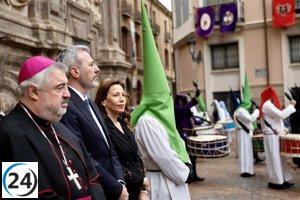 Azcón y Chueca inauguran una Semana Santa lluviosa con un pregón a refugio.
