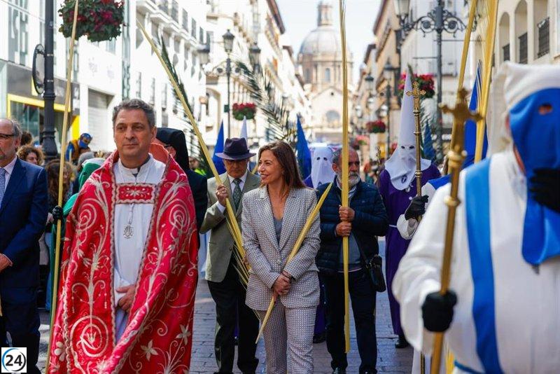 La alcaldesa Chueca se une a la procesión de palmas de la cofradía de la Entrada.