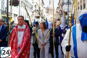 La alcaldesa Chueca se une a la procesión de palmas de la cofradía de la Entrada.