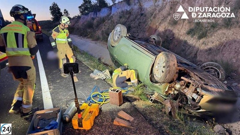 Bomberos de la DPZ salvan a conductora tras accidente en la A-221, Maella.
