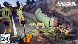 Bomberos de la DPZ salvan a conductora tras accidente en la A-221, Maella.