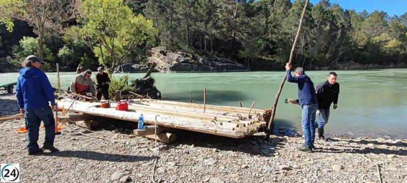 Este sábado finaliza la construcción de nabatas en Murillo de Gállego, listas para su descenso el domingo.