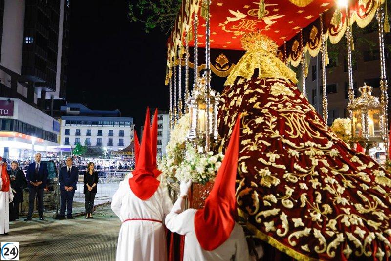 La alcaldesa de Zaragoza participa en las tradicionales procesiones de El Silencio y La Columna.