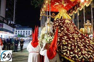 La alcaldesa de Zaragoza participa en las tradicionales procesiones de El Silencio y La Columna.