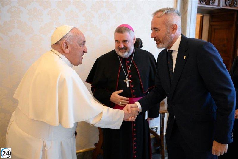 Azcón lamenta profundamente el fallecimiento del Papa Francisco, destacando su bondad y humildad.