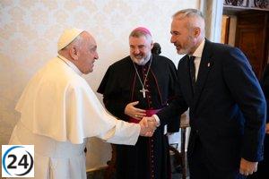 Azcón lamenta profundamente el fallecimiento del Papa Francisco, destacando su bondad y humildad.