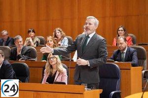 Azcón critica al PSOE de Lambán por su supuesta defensa de Aragón y lo califica de mera herramienta del Gobierno.
